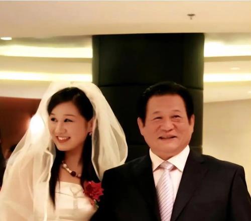 原來(lái)她是馬文廣女兒，嫁給杜鋒生仨孩子，丈夫如今是廣東籃協(xié)會(huì)長(zhǎng)