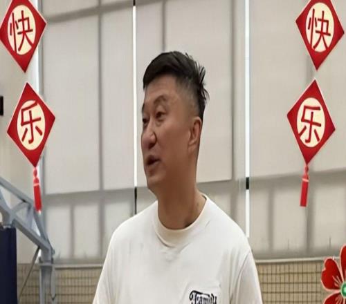 開心！朱芳雨杜鋒給球員發(fā)紅包，奎因、薩林杰樂開了花