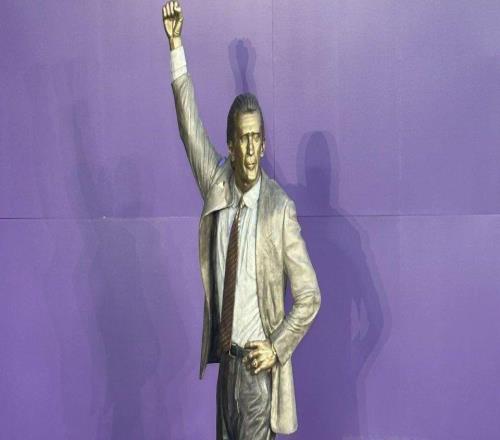 萊利湖人雕像正式揭幕！韋德到場(chǎng)祝賀美媒調(diào)侃兩人雕像差距明顯