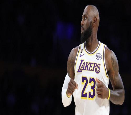 主場(chǎng)球迷倒戈，湖人兩戰(zhàn)慘敗43分！老詹里程碑夜難掩3大爭(zhēng)冠短板