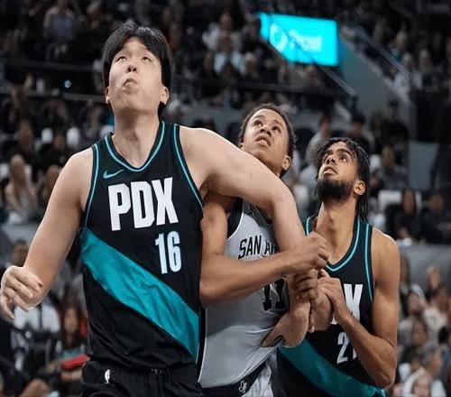 首秀10+9+3斷！楊瀚森隊友換隊大爆發(fā)，10天短工打爆5年1.5億先生