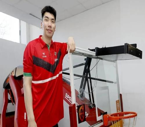 星夜馳援中國(guó)男籃！累計(jì)飛行3萬(wàn)里，余嘉豪真的拼了