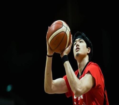 媒體人：日本男籃最大的隱患依舊在內(nèi)線對(duì)霍金森和渡邊極其依賴