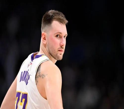 湖人防守是真辣眼！首發(fā)5個僅1個能防，全場漏三分，體系亂糟糟！