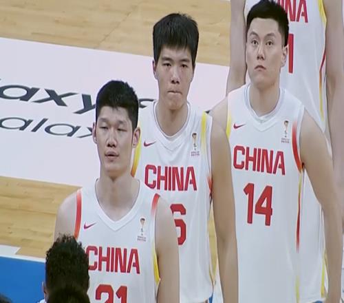 中國男籃逆轉(zhuǎn)后，更衣室慶祝曝光！小組形勢有變：首支晉級隊誕生