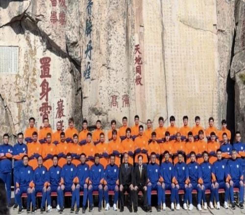 中超延續(xù)傳統(tǒng)，山東泰山部分代表開展登泰山活動