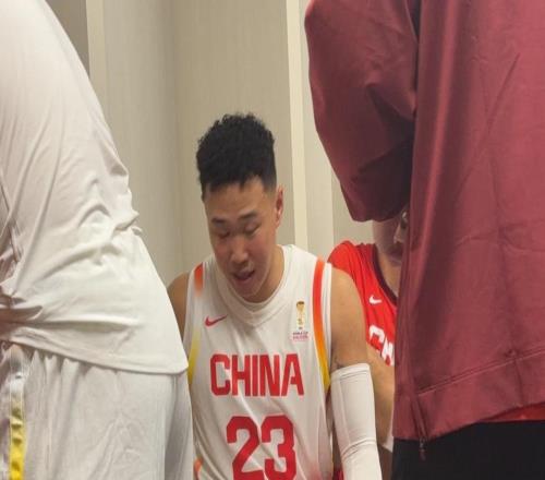 賀希寧曬合影慶祝男籃勝利，胡明軒評(píng)論：樂邦詹士先生