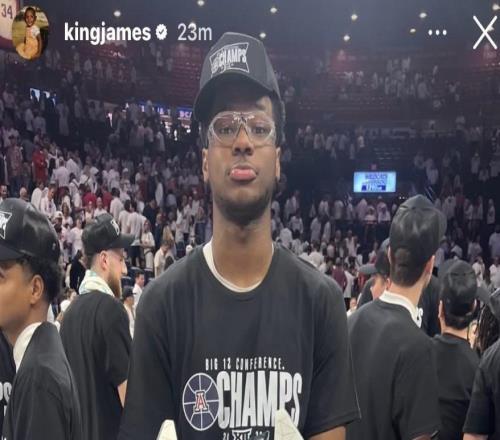 一場沒打，詹姆斯社媒曬布萊斯奪冠捧杯照：啊耶耶耶！?。? />
</a>
<div   id=