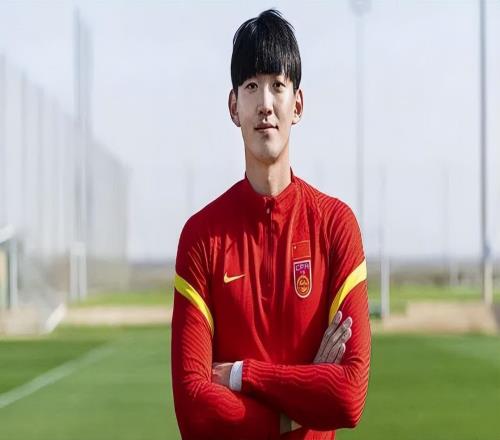 上港門將奚志杰本賽季已正式離隊，轉(zhuǎn)會費僅為20萬，引發(fā)熱議