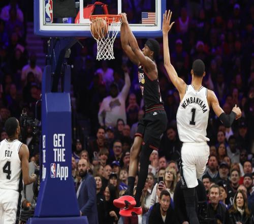 40分慘敗馬刺，76人臉都丟盡了！文班汗都沒出，探花被榜眼完爆