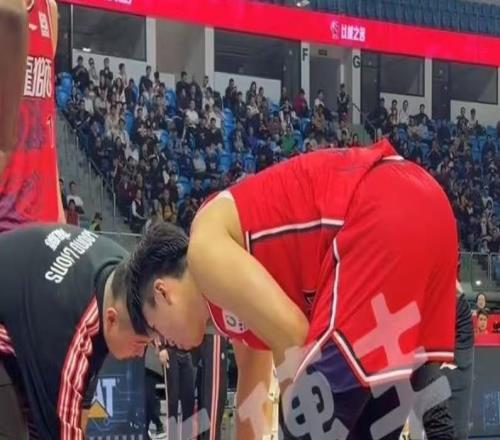 翻滾倒地很痛苦！郭艾倫左膝蓋受傷，已被擔(dān)架車抬走！廣州隊(duì)難了