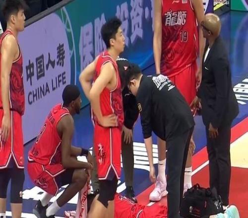 望無大礙！郭艾倫膝蓋受傷痛苦倒地?zé)o法站立擔(dān)架車推著離場(chǎng)