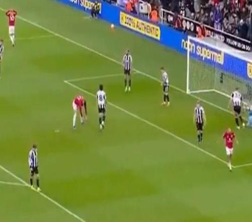 戰(zhàn)犯表現(xiàn)，姆伯莫一腳踢飛絕佳機(jī)會(huì)，庫尼亞抱頭、謝什科捶地