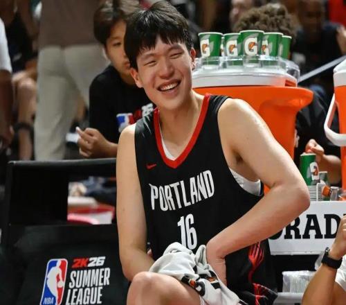 常規(guī)賽快結束了，楊瀚森連洛杉磯英文說不出來，球迷：換個翻譯吧