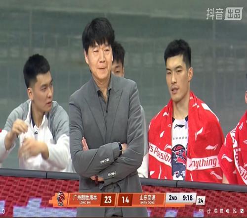 CBA刺頭又發(fā)作！故意撞傷徐昕被判違體+怒瞪紀(jì)尚敏，耍橫葬送比賽