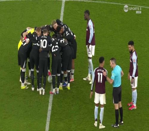 致敬西虹市首富切爾西眾人開(kāi)球前將球圍在中間，解說(shuō)員啞然失笑