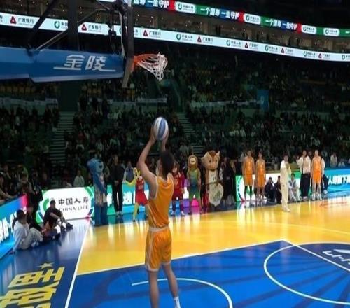 搞笑！四川球員劉冠杉扣籃前想把籃網(wǎng)用球砸下來(lái)結(jié)果三投不中