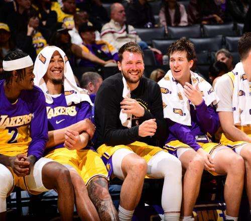 東契奇、里夫斯帶隊(duì)擊敗尼克斯，無詹湖人拿下本賽季最漂亮一戰(zhàn)