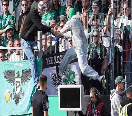 圖片報(bào)：德乙有球迷拔掉VAR監(jiān)視器電源，導(dǎo)致主裁無法看回放