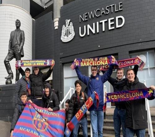 世體：巴薩球迷已抵達紐卡，紛紛與羅布森和希勒雕像進行合影