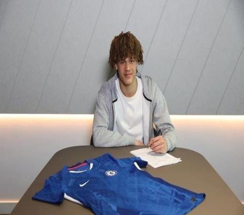 官方：切爾西與18歲后衛(wèi)小埃梅納洛、20歲門將梅里克完成續(xù)約