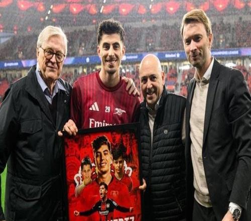 勒沃庫森賽前贈送紀念禮物歡迎哈弗茨：歡迎回來，凱