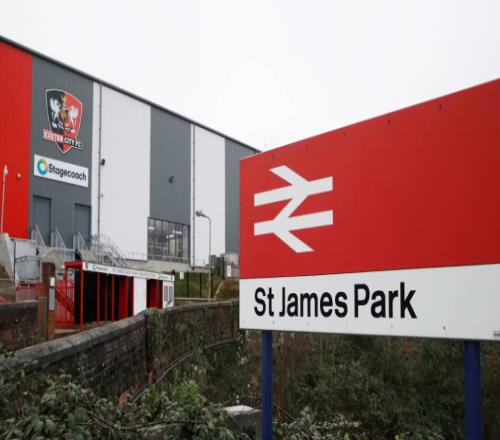 巴薩球迷鬧烏龍：從英冠到歐冠，兩個圣詹姆斯公園天差地別