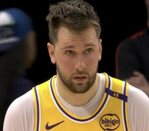 東契奇30分湖人加時絕殺掘金，約基奇體力不支湖人逃過一劫