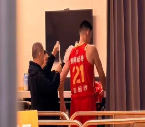 魯吐布拉真臟！搶球硬掰胡金秋手臂致受傷，賽后綁冰袋期待無礙！