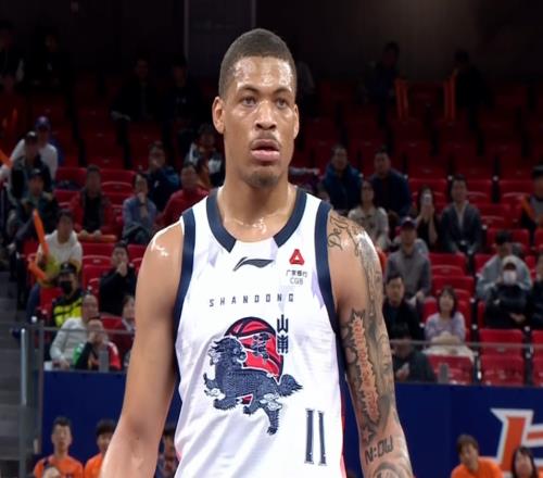 山東男籃完敗上海，三成得分來自罰球，小將王證11分成難得亮點