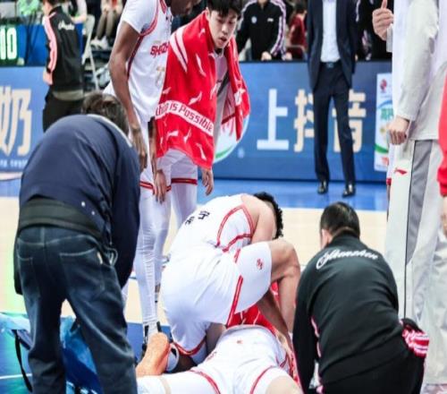 腳踝90度彎折！深圳年輕中鋒重傷，這只是他的生涯第二戰(zhàn)