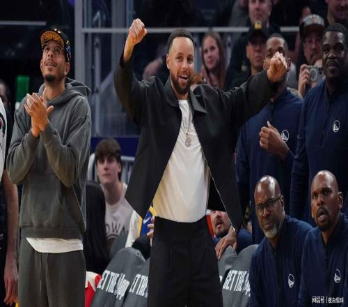 極端行為！球迷在球員通道拉扯庫里手臂，當場被驅逐出場