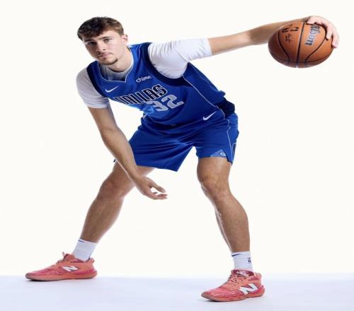 他們專賣“老頭鞋”，卻能簽下19歲NBA未來門麵？