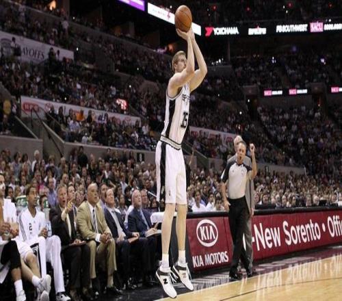 他們專賣“老頭鞋”，卻能簽下19歲NBA未來門麵？