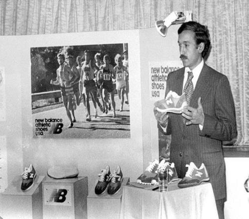 他們專賣“老頭鞋”，卻能簽下19歲NBA未來門麵？