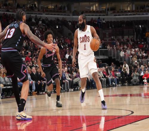 騎士險(xiǎn)上演史詩級崩盤！哈登單核救主，賽后表不滿，表揚(yáng)一人