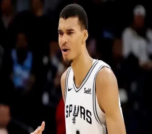 絕殺！馬刺鎖定季后賽，文班34+12，杰倫格林20中7，西部格局已定