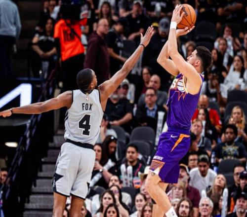 文班亞馬34+12送準(zhǔn)絕殺，馬刺逆轉(zhuǎn)太陽4連勝布克22分5助攻