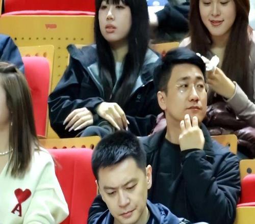 楊鳴又看母隊(duì)比賽！繼續(xù)督戰(zhàn)遼京二番戰(zhàn)，趙繼偉率遼籃沖擊7連勝