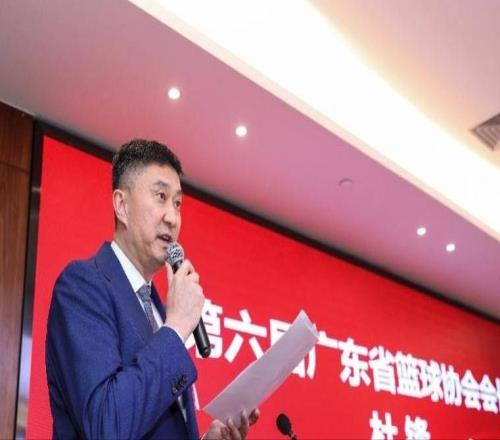 廣東被絕殺僅2小時(shí)！杜鋒連夜返粵，出席粵BA開(kāi)幕式，杜會(huì)長(zhǎng)太拼