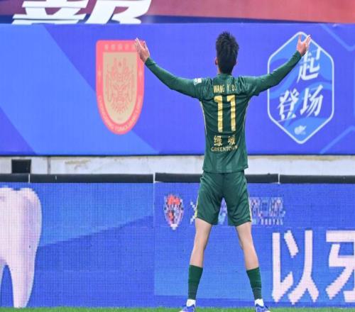 爭(zhēng)議！19歲國(guó)足紅星拒采訪球迷辯解：他受傷+被青島球迷罵了整場(chǎng)