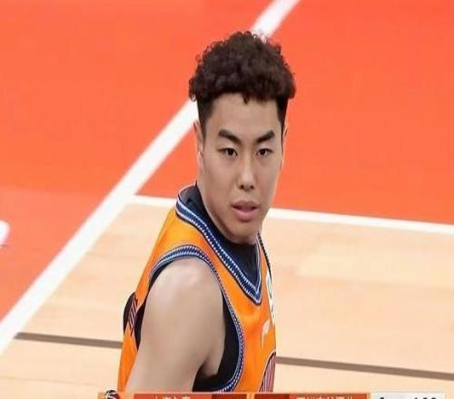 李弘權(quán)21分上海男籃11171四川男籃楊文學(xué)24分