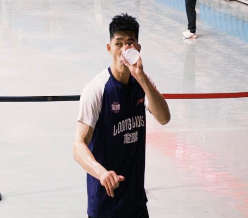 CBA賽后握手引發(fā)沖突，李祥波觸碰民族團(tuán)結(jié)紅線，恐面臨重磅罰單