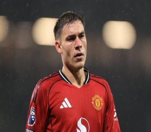 跟隊記者：烏加特像個擺設(shè)，曼聯(lián)需要在夏窗引進三名中場