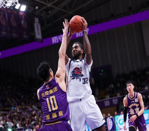 山東男籃核心外援因傷缺席三周，季后賽沖刺之路蒙上陰影