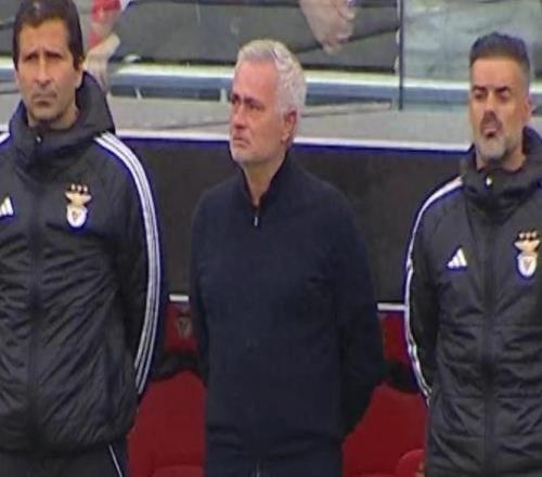 穆里尼奧淚灑賽場：本菲卡致敬其摯友，一代名帥難掩悲痛