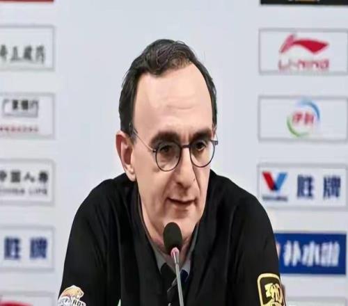 唉！遼京戰(zhàn)三分球8中0，在場(chǎng)上一頓亂扔，賽后遭烏戈“點(diǎn)名”批評(píng)