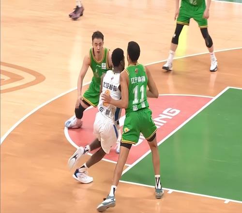 三大后衛(wèi)齊發(fā)揮，繼偉雙拳難敵四手，烏戈正式表態(tài)