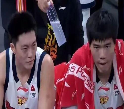 廣東慘敗上海，三大內(nèi)線直接被完爆，廣東毫無(wú)任何戰(zhàn)術(shù)可言，陳家政直接被雪藏