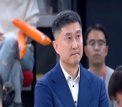 上海虐廣東！白邊主導(dǎo)勝局，洛夫頓+4首發(fā)齊發(fā)揮，廣東僅靠3點(diǎn)！